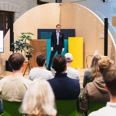 Eventfotograf, En man som håller en föreläsning