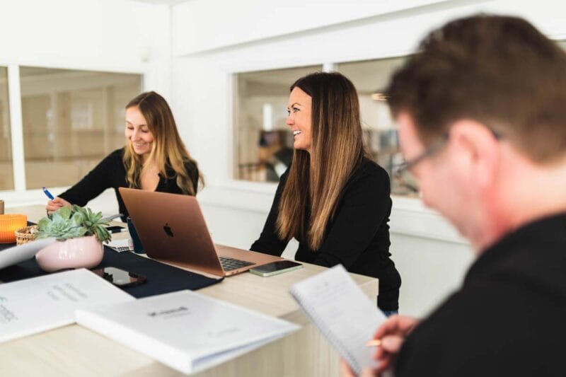 Verksamhetsbild av företag som har ett möte på kontoret