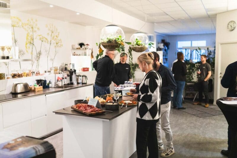 Buffé under ett företagsevent men mingel