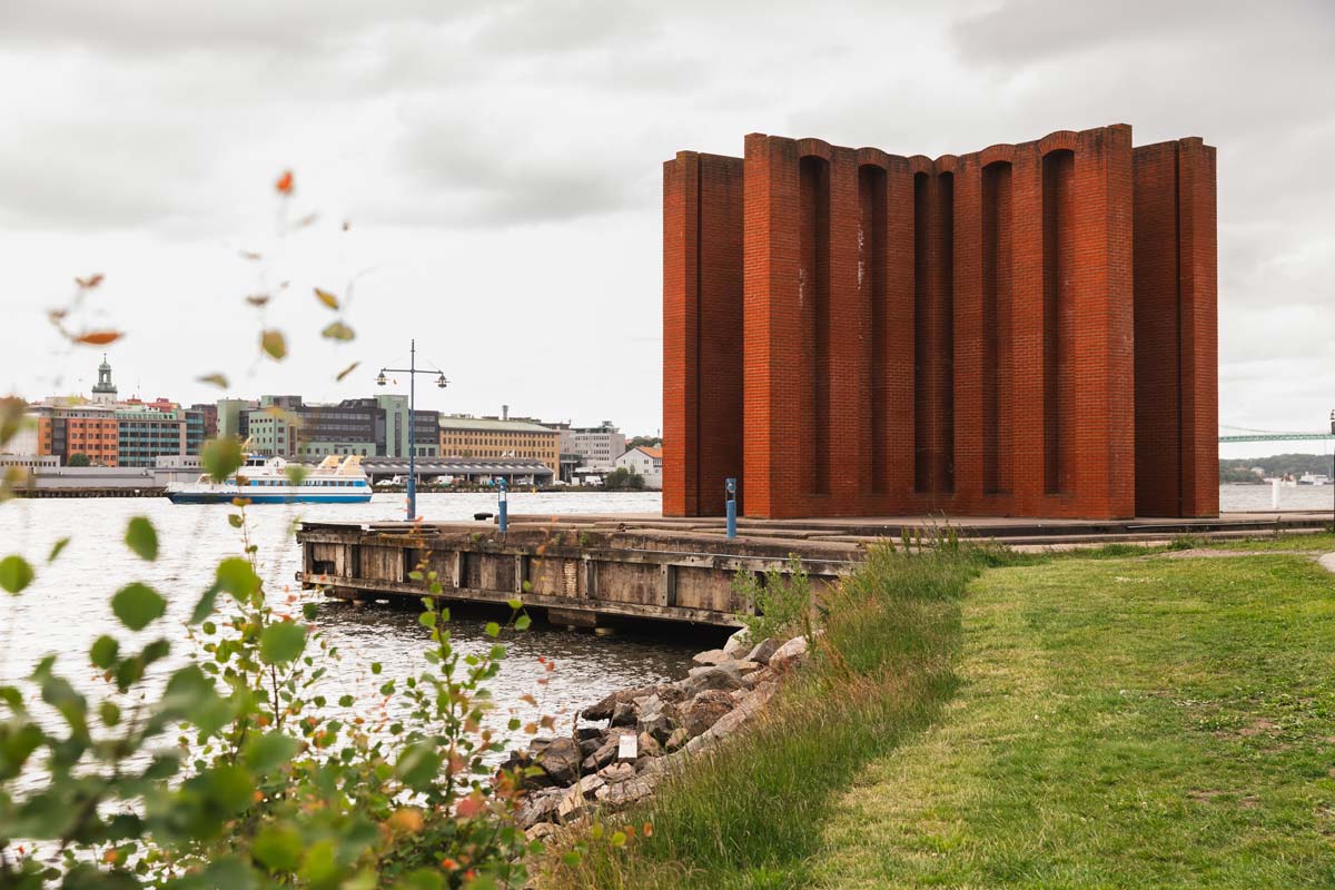 Konstverket vindarnas tempel i Göteborg vid kajpromenaden i Sannegårdshamnen. En stark fotoplats i Göteborg.