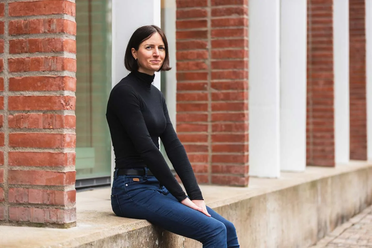 Porträttbild av kvinna utomhus i stadsmiljö, perfekt för CV och LinkedIn