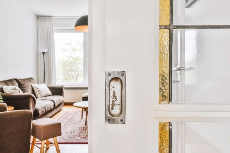 Fotograf i Göteborg som tar bostadsbilder på vacker lägenhet med originaldetaljer kvar.