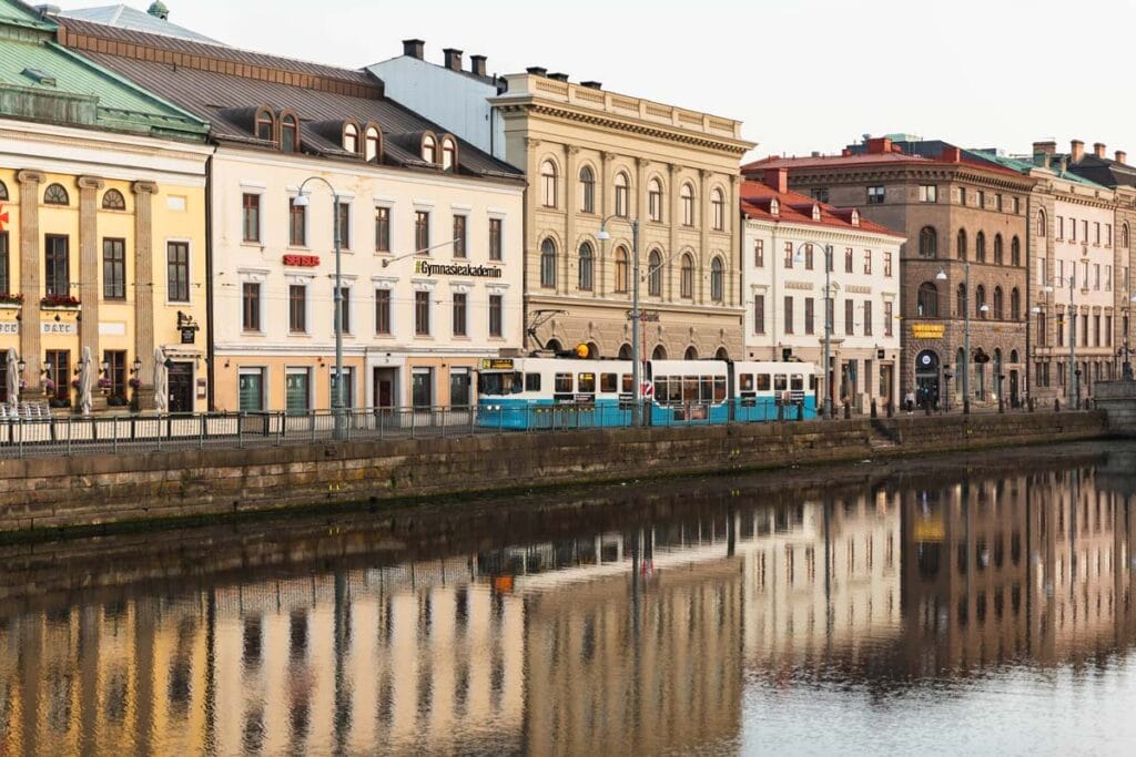 Studentporträtt i stadsmiljö. Fotografering i Göteborg på studenten.