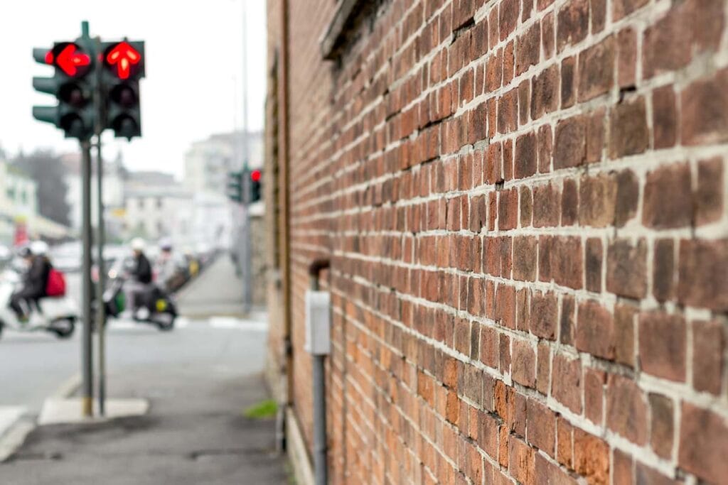 Urban studentfoton vid en enkel tegelvägg. Fånga studentbilder vid en snygg vägg.