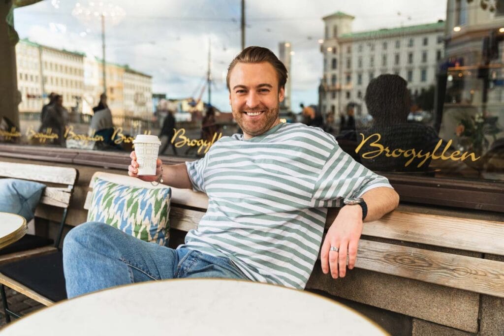 Tinderbilder på ett kafé visar avslappnat uttryck och blir personligt.