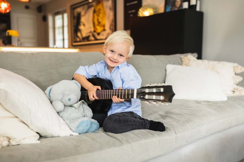 Familjefotograf hemma. Barnfotografering hemma med sina leksaker.