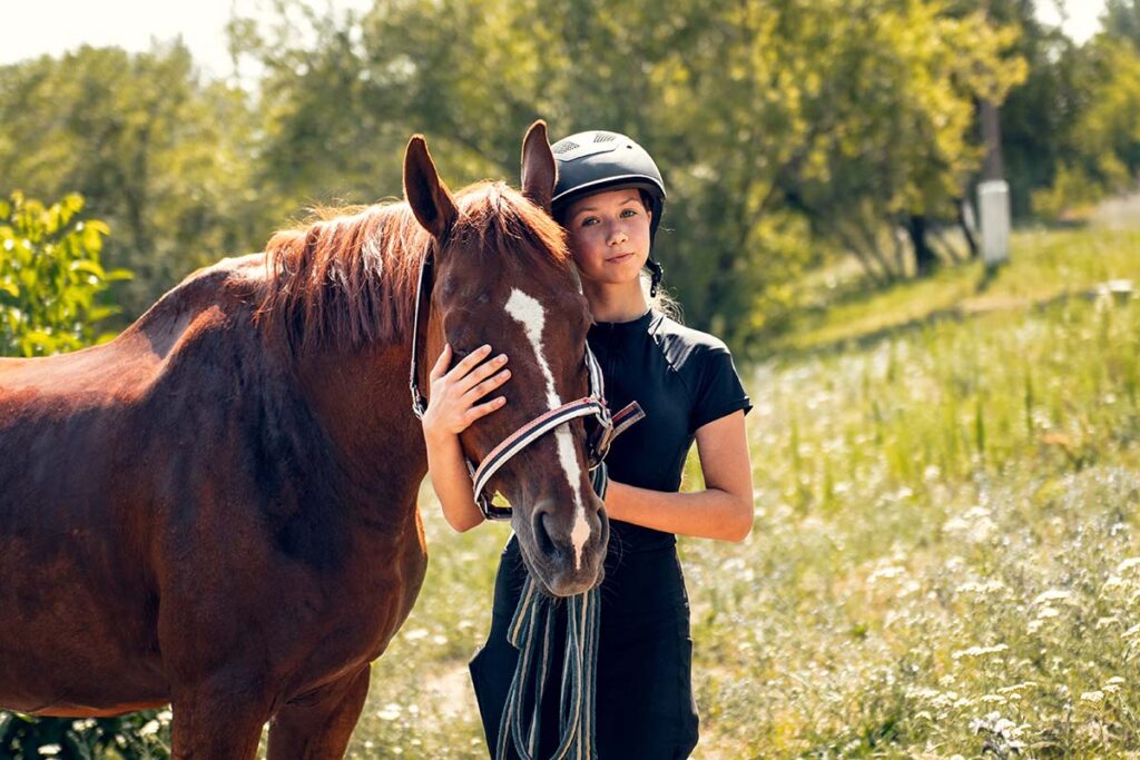 Djurfoto ute i skogen. Häst tillsammans med ryttare, hästfoto utomhus. Hästbilder tagna av fotograf.