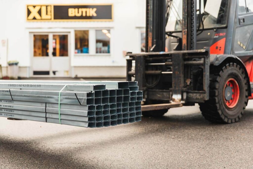 Visa företagets produkter i starka företagsbilder. Truck med byggmaterial.