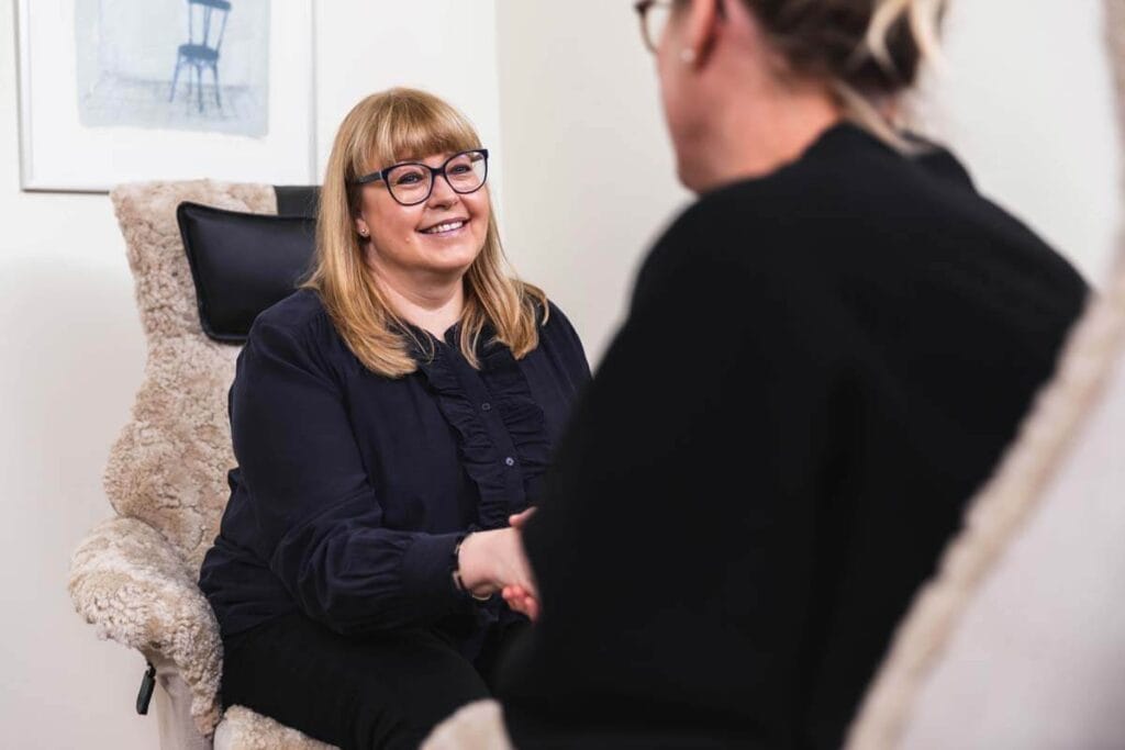 Företagets verksamhetsbilder mötet med människor, de värma värdet i tjänsten