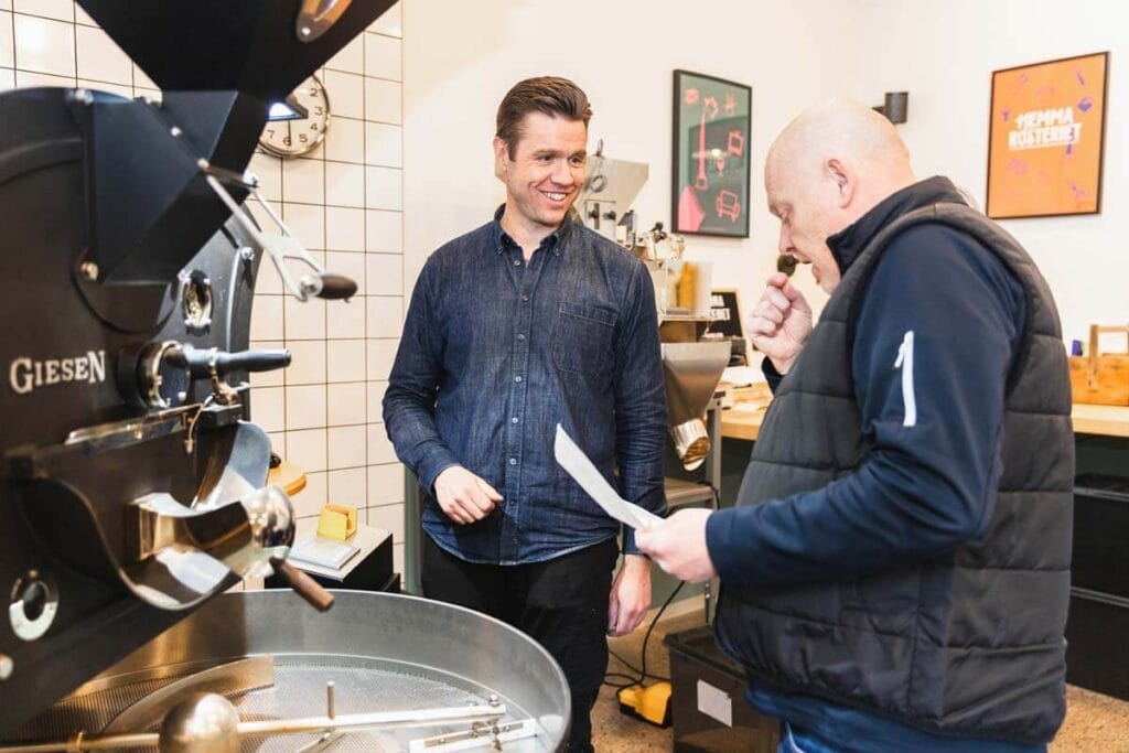 Versamhetsbilder som visar produkten i verskamhetens miljö. Kaffebönor i ett rosteri.