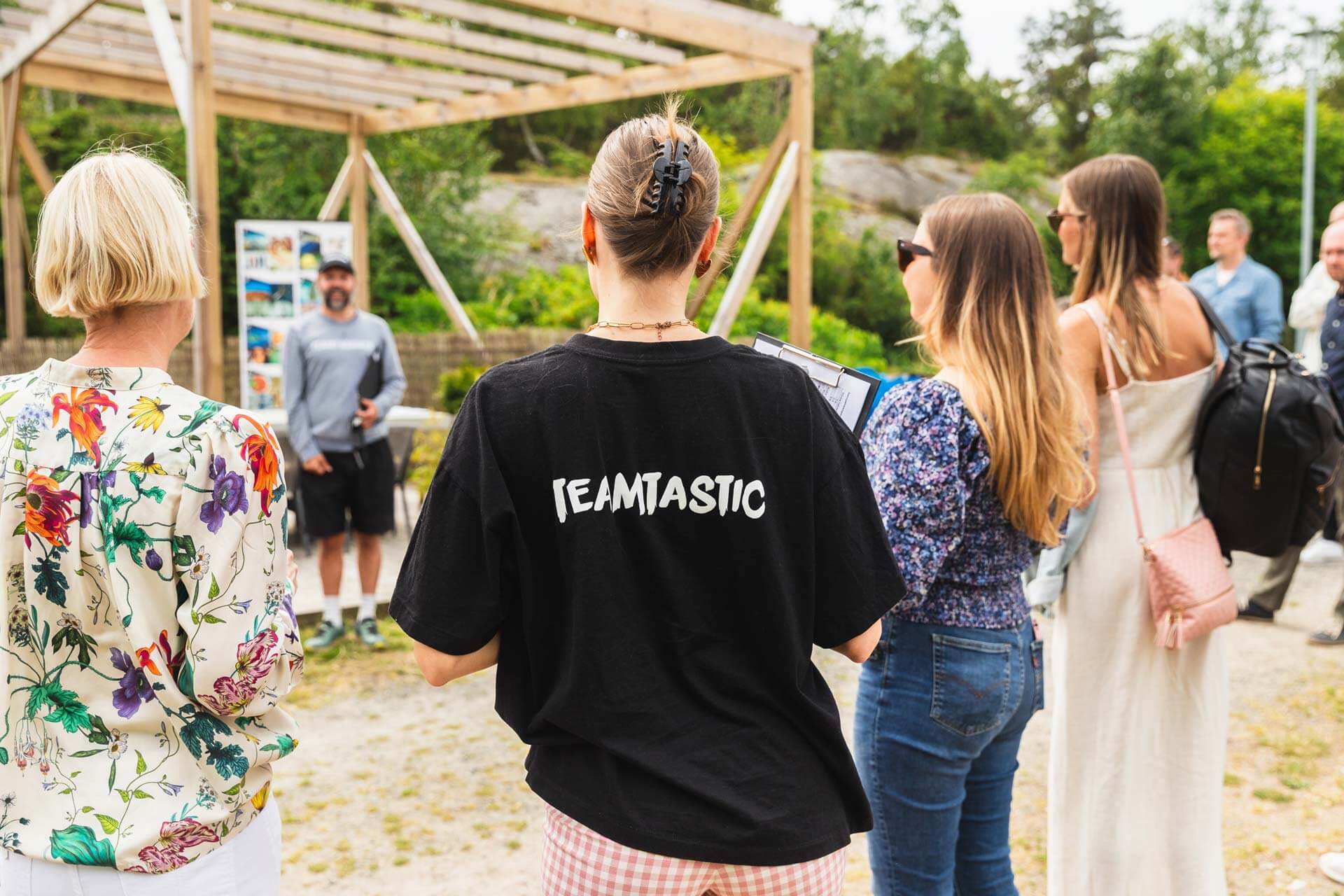 Verksamhetsbilder som visar människorna bakom tjänsten och de gemensamma stunderna