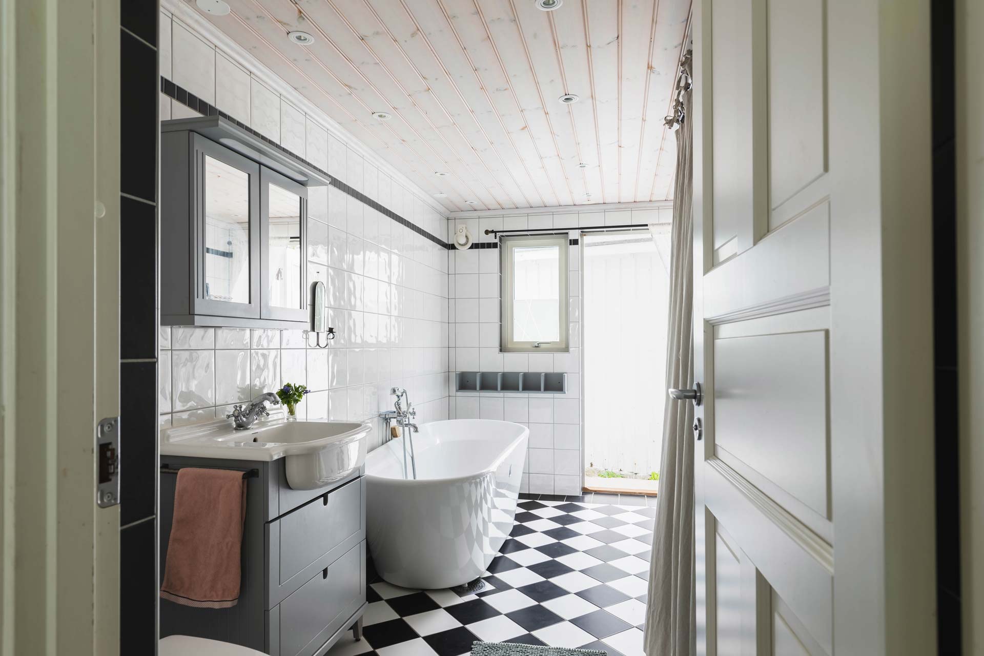 Bostadsbilder för uthyrninge, fotograf som tar bilder inför en uthyrning av en bostad.