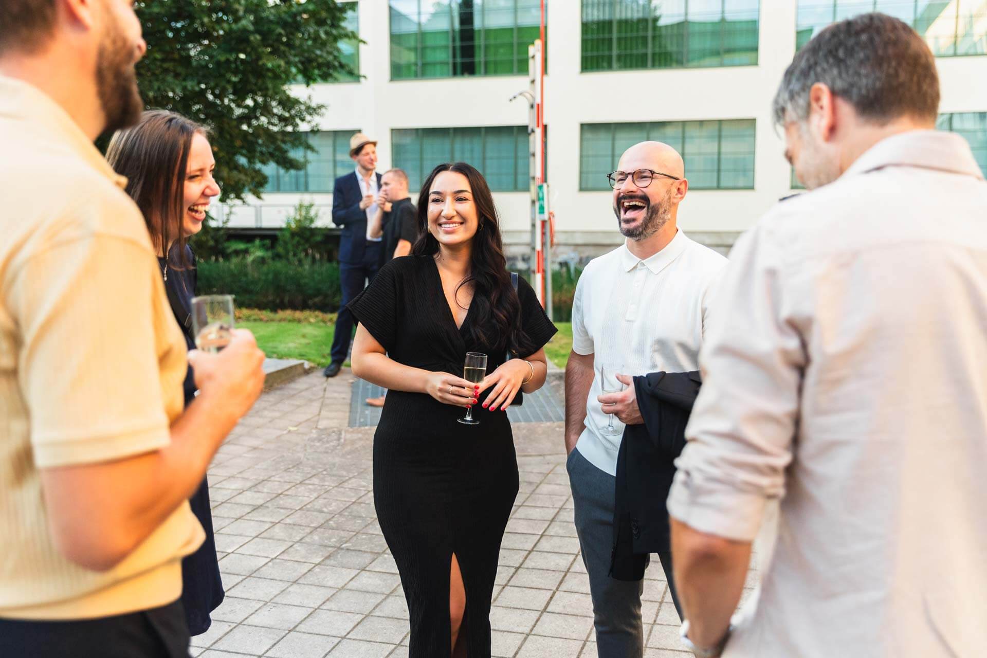 Företagsfirande med glada medarbetare fångade i bild av eventfotografen.