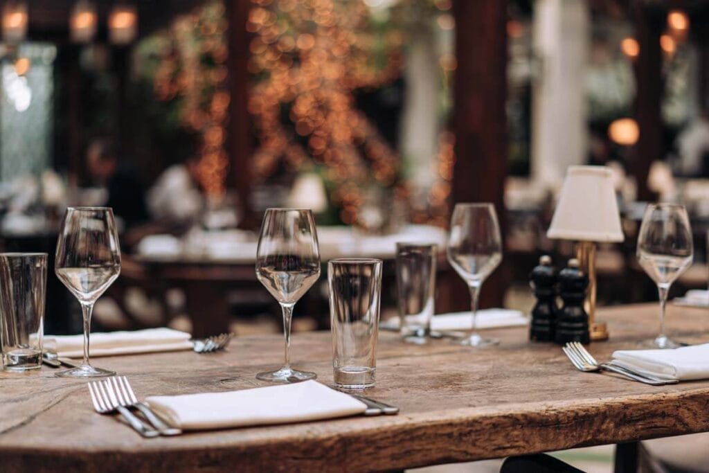 Restaurangfotografering, miljöbilder som visar upp ett dukat bord i restaurangmiljön.