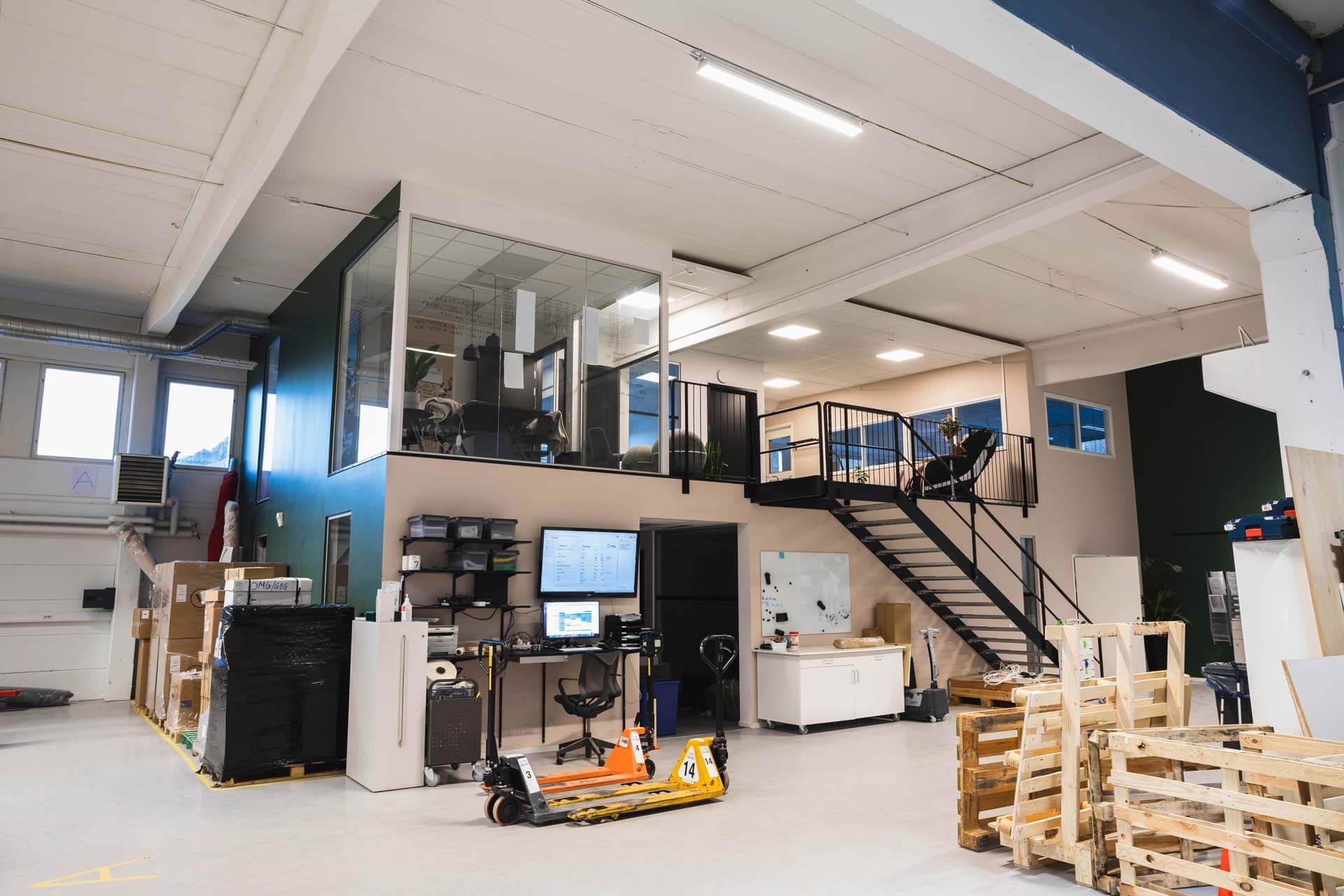 Interiörfotografering som visar arbetsplatsen. Fotograf i Göteborg som tar arbetsplatsbilder.