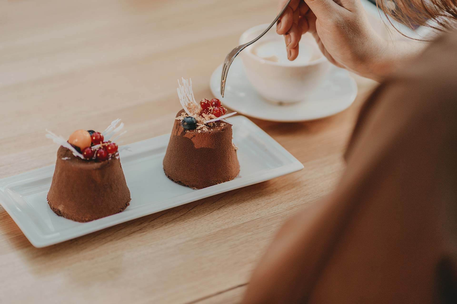 Dessertbilder tagna av fotograf. Närbild på efterrätt i en restaurang. Matfoto i restaurangmiljö.