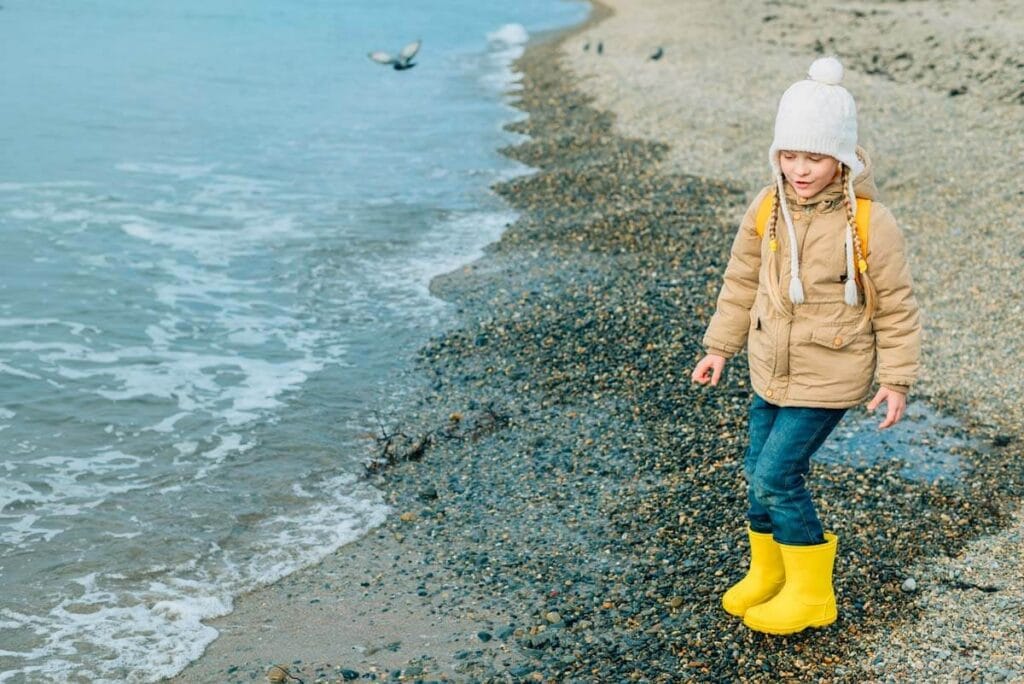 Tips gällande accessoarer för familjefotografering i Göteborg- Färgglada gummistövlar vid havet.