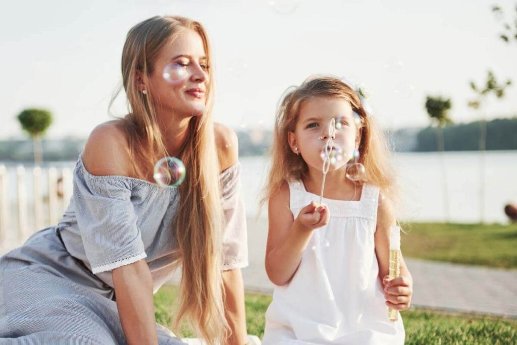 Sopbubblor som accessoar till en fotografering. Lekfulla familjebilder.