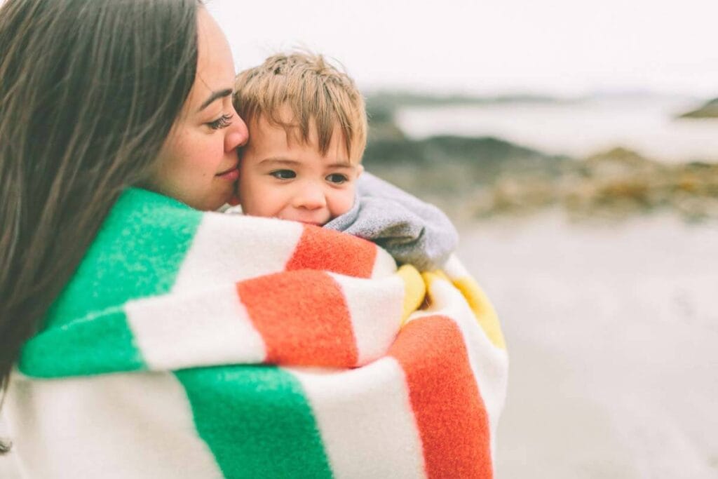 familjefotografering vid havet. Varm fils som accessoar till en fotografering.