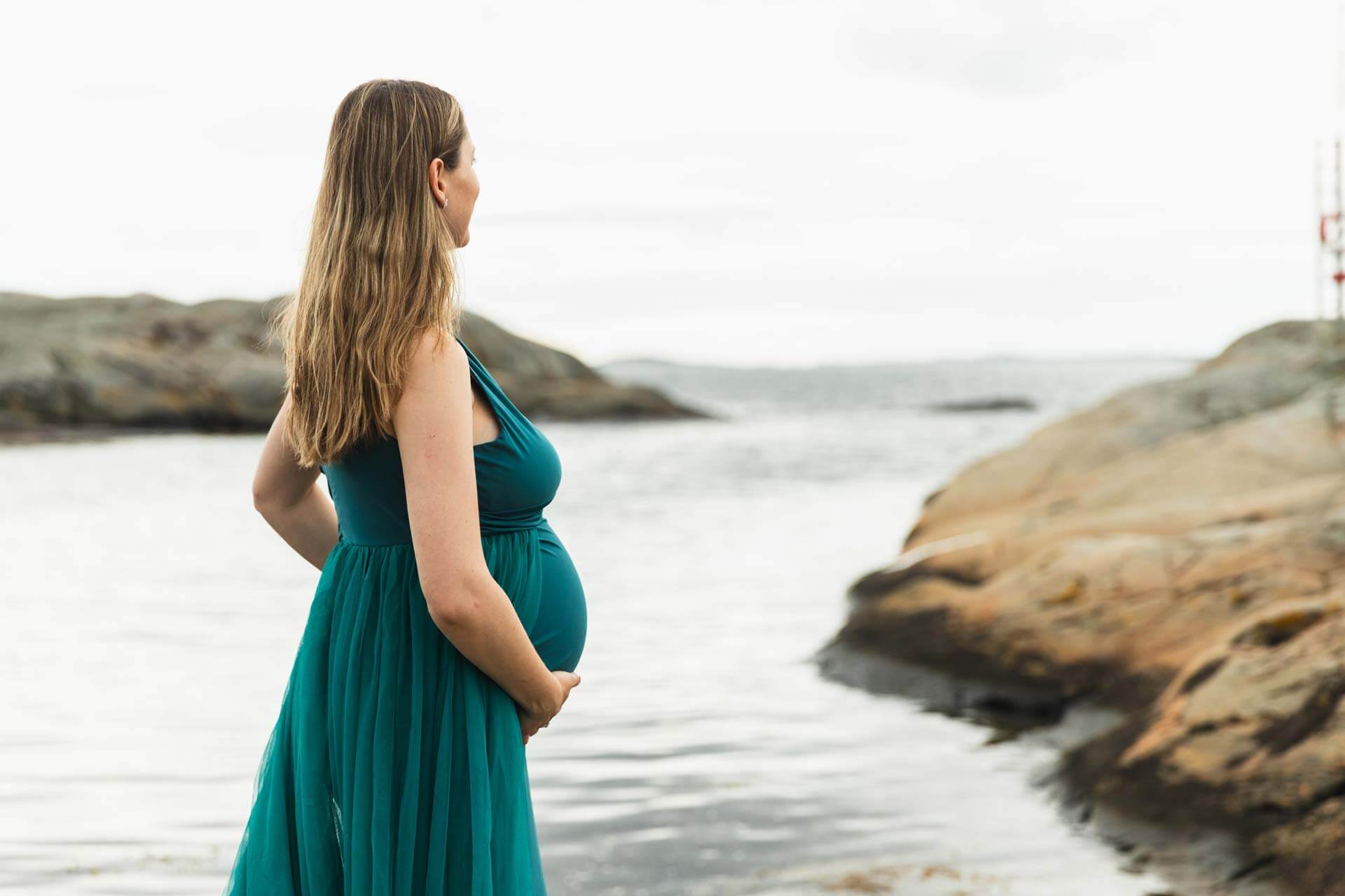 Gravidfotografering i Göteborg. Gravidbilder utomhus vid havet, Stora Amundön.
