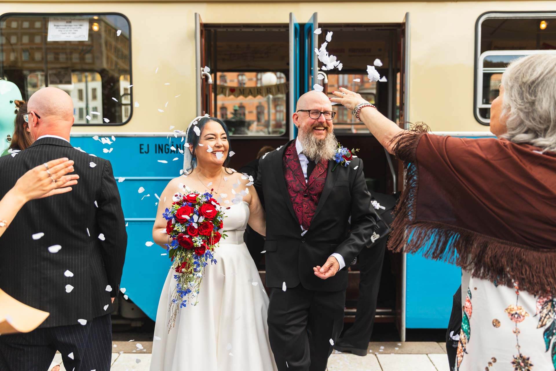 Bröllopsfotograf Göteborg. Spårvagn på bröllop.