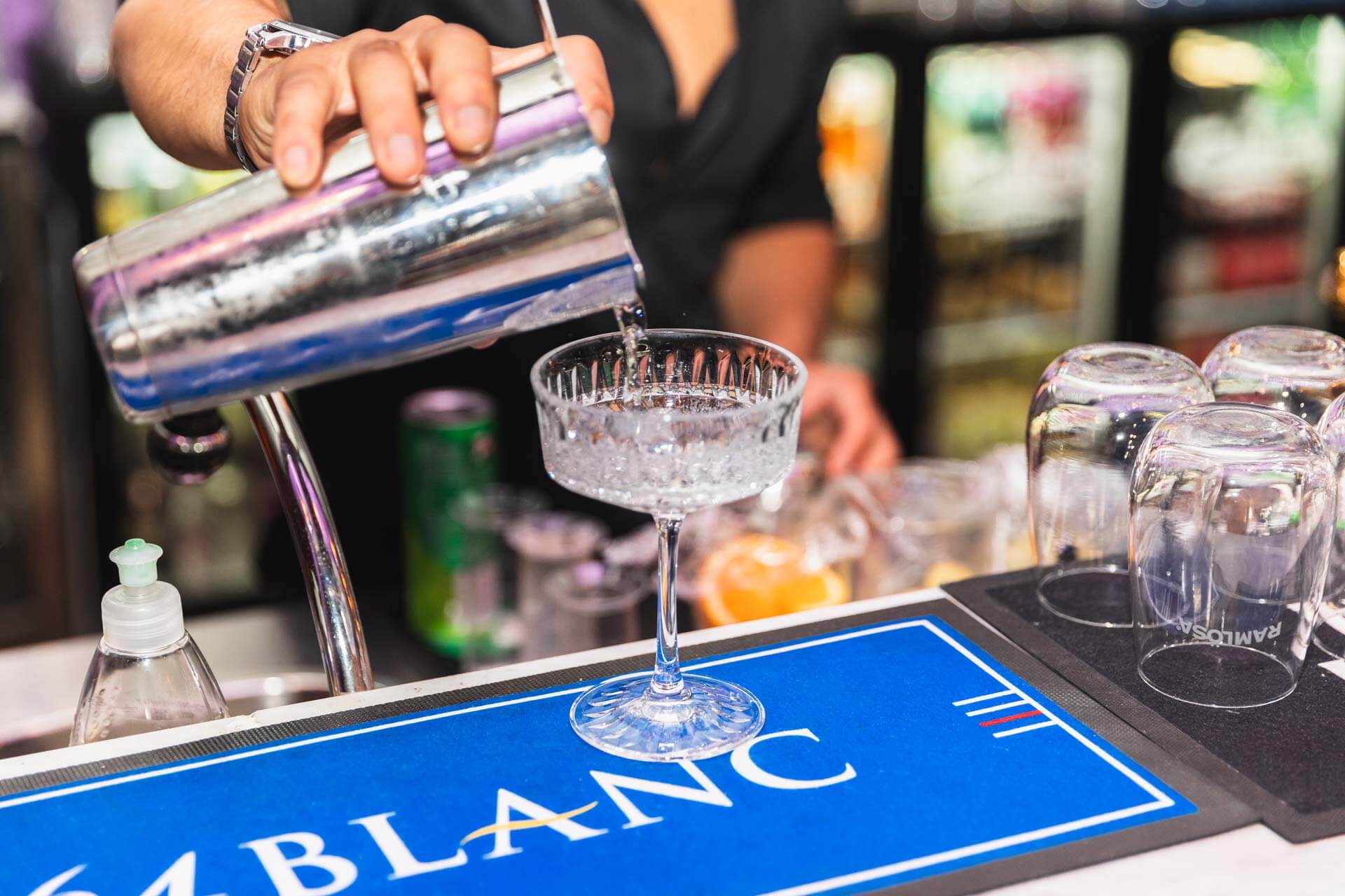 Företagsbilder för restaurang, visa upp medarbetarna i restaurangen genom starka företagsbilder mitt i vardagen.