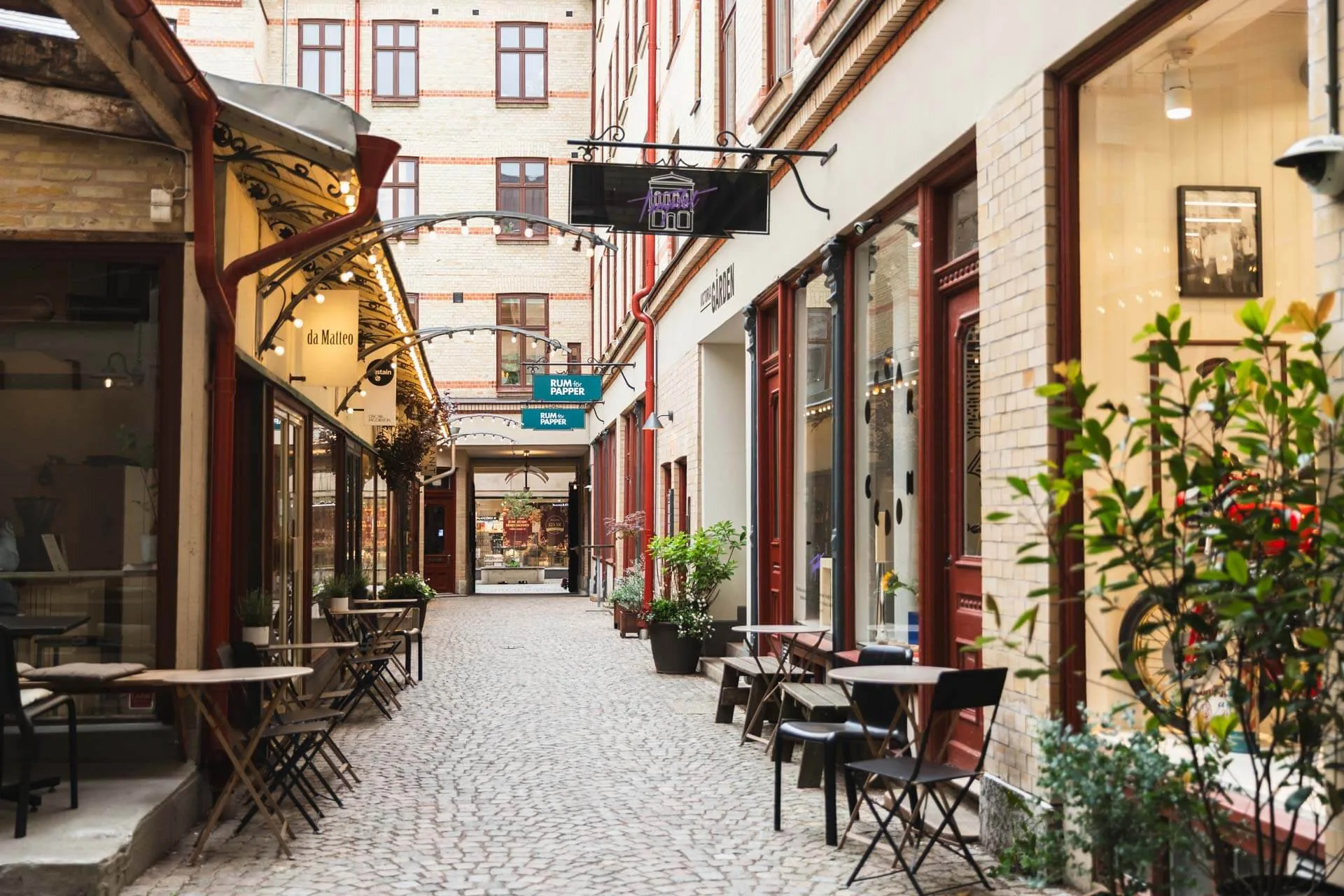 Det lilla stråket Victoriapassagen sträcker sig mellan Vallgatan och Södra Larmgatan och är en mysig, lite undangömd oas mitt i centrum, vilket gör detta till en av Göteborgs starka fotoplatser.