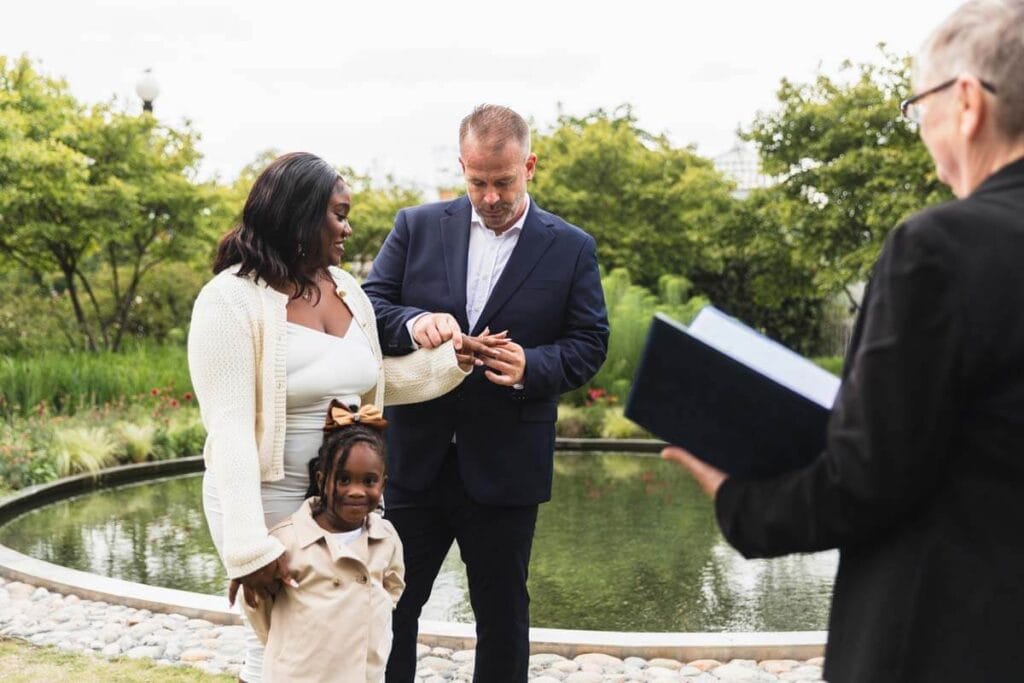 Vigsel i trädgårdsföreningen Göteborg. Bröllopsfoton.