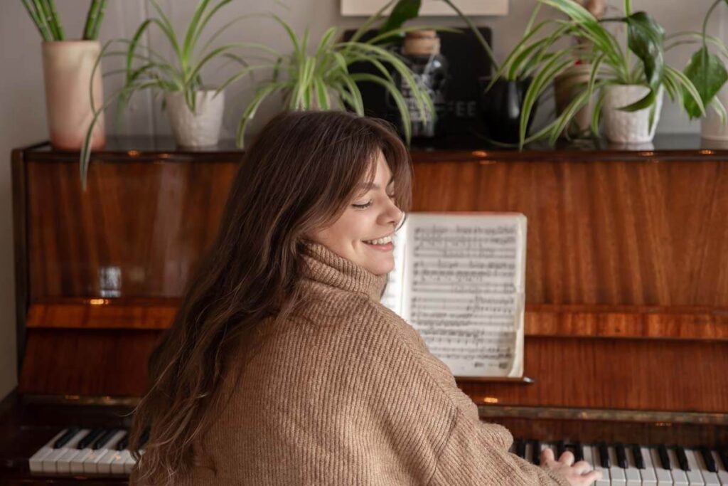 Fotograf av musiker hemma vid ett piano. Fotografering av sin passion.