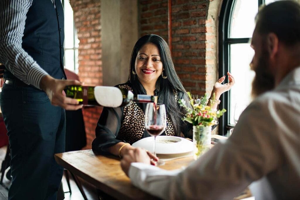 Restaurangbild med fokus på vin. Dryckbilder för företag. Företagsfotografering i Göteborg.