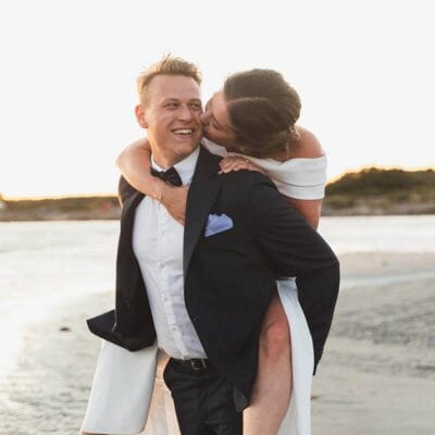 Brölloppsporträtt på en strand i Halland.