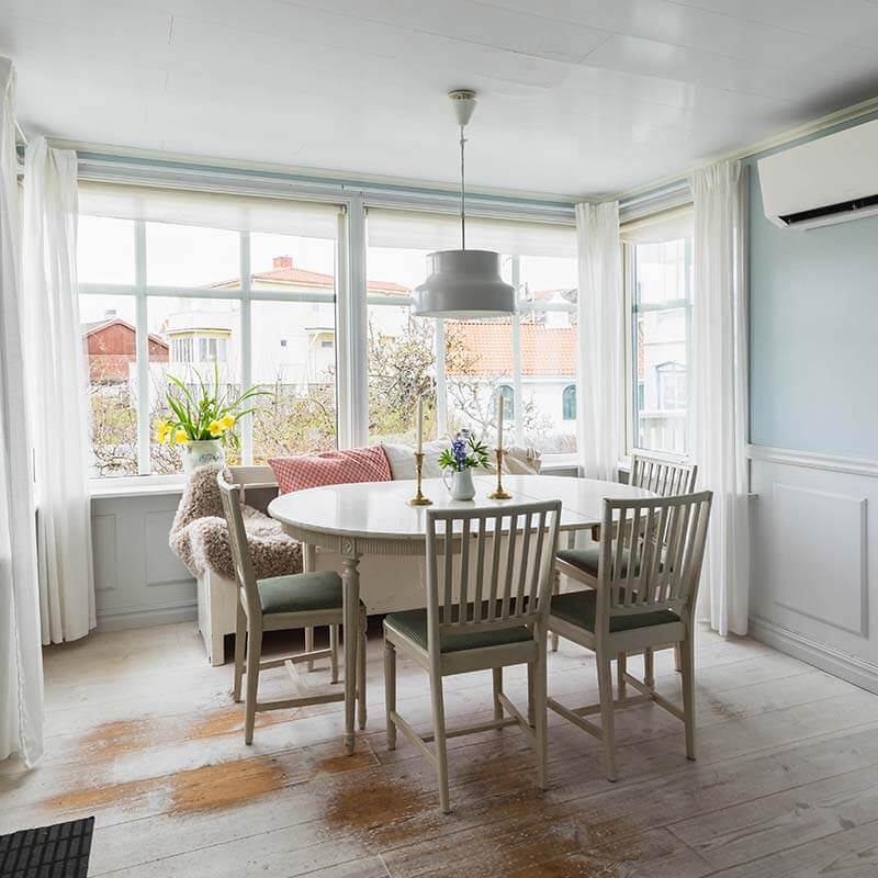 Middagsplatsen i vardagsrummet. Bostadsfoto som fångar hemmet i bild.