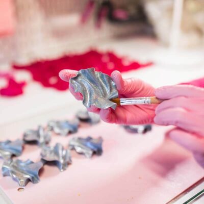 Hantverk i bild för egenföretagaren. Företagsbilder för den lilla verkstaden som skapar smycken i Göteborg.