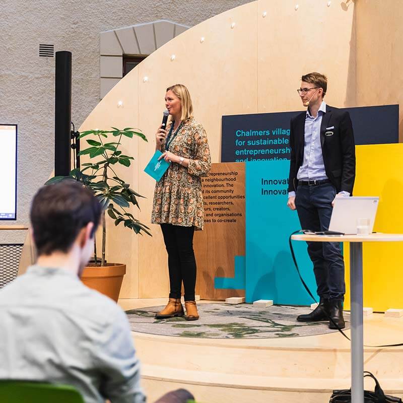 Eventfotograf på en föreläsning i Göteborg. Bilder på scenen under presentationen.