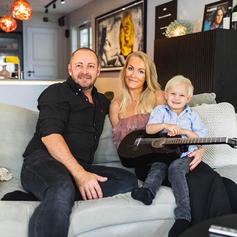 Familjefotografering hemma på soffan. Varma familjebilder i hemmiljö.