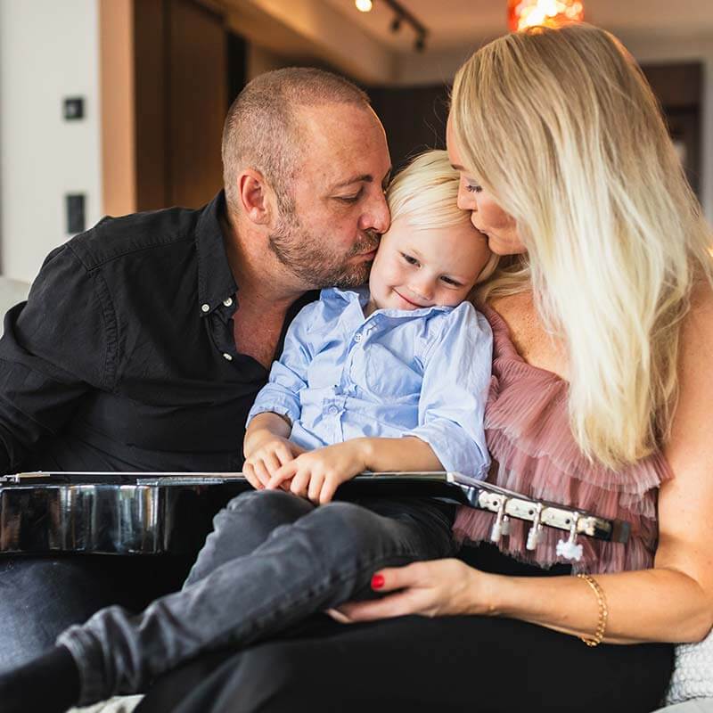 Fotografering hemma med familjen på soffan och med egna accessoarer. Familjebilder hemma.