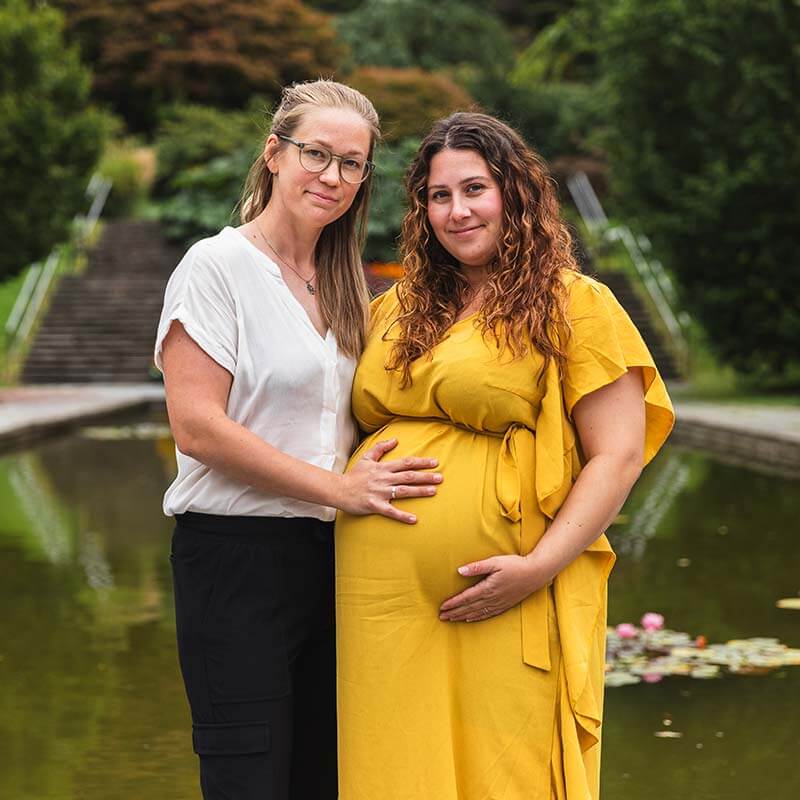 Gravidfoton tillsammans som par. Gravidfotografering utomhus.