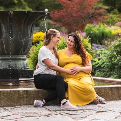 Gravidfotografering tillsammans med partner.