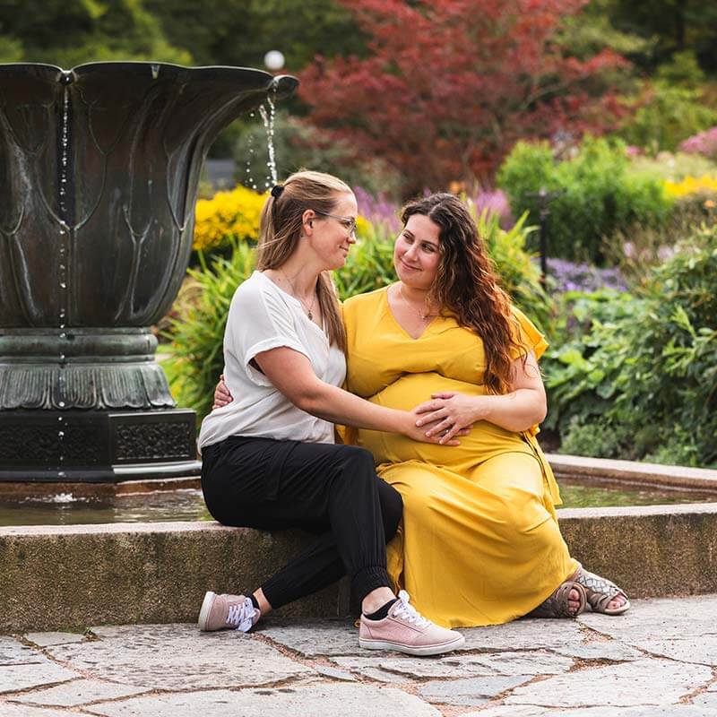 Gravidfotografering tillsammans med partner.