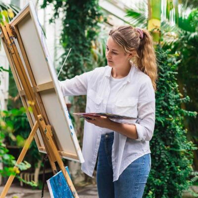 Konstnär som fotograferas. Bilder som visar upp din hobby.