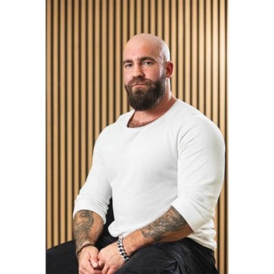 Porträtt för företag med en naturlig bakgrund. Företagsfotograf i Göteborg.