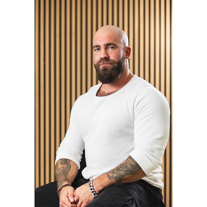 Porträtt för företag med en naturlig bakgrund. Företagsfotograf i Göteborg.