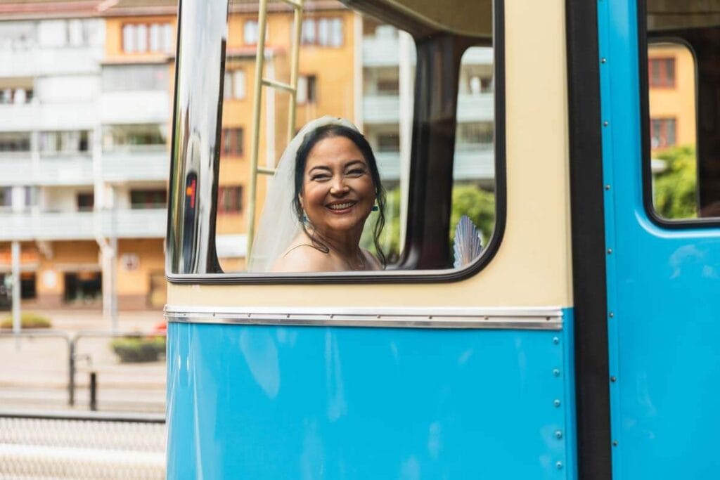 Bruden sittandes i spårvagnen.
Spårvagsnbröllop i Göteborg.