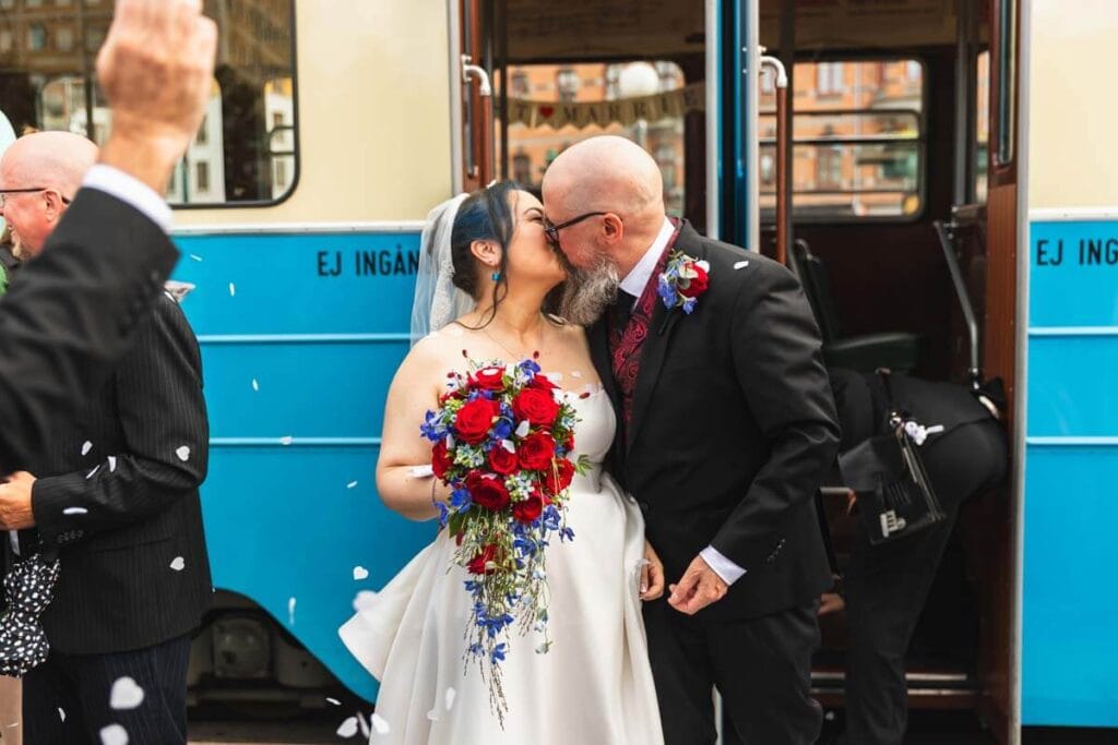 Spårvagsnbröllop i Göteborg, brudpar utanför spårvagnen.