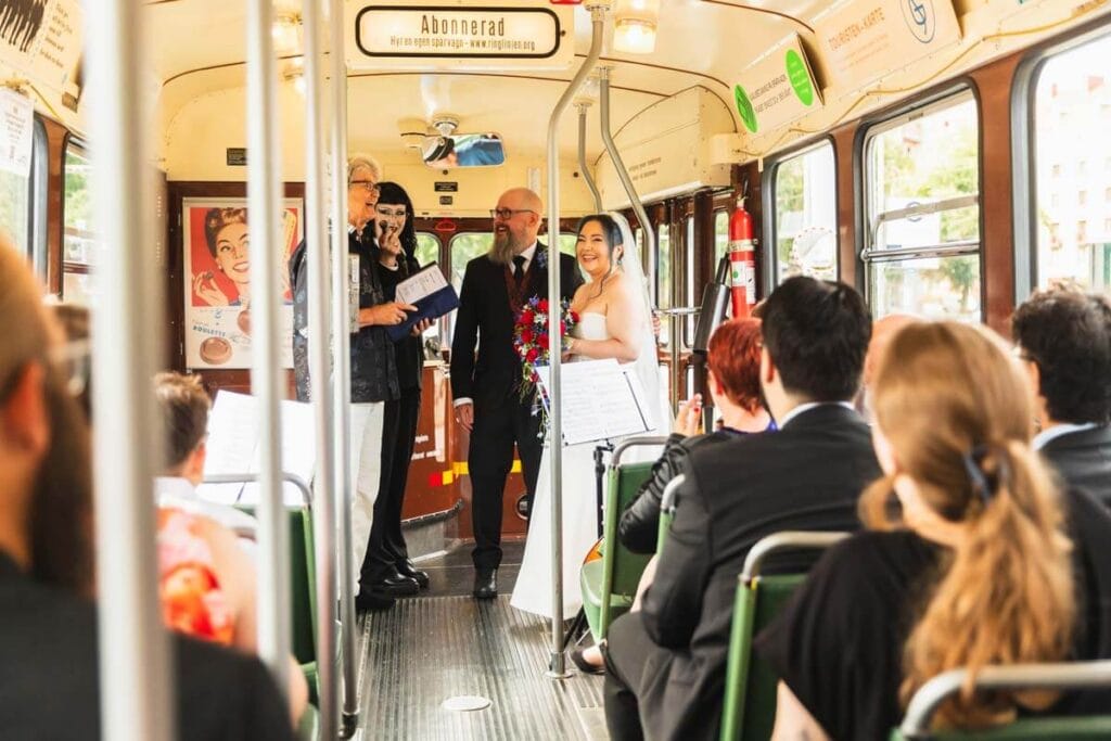 Spårvagnsbröllop i Göteborg, vigsel i spårvagnen.