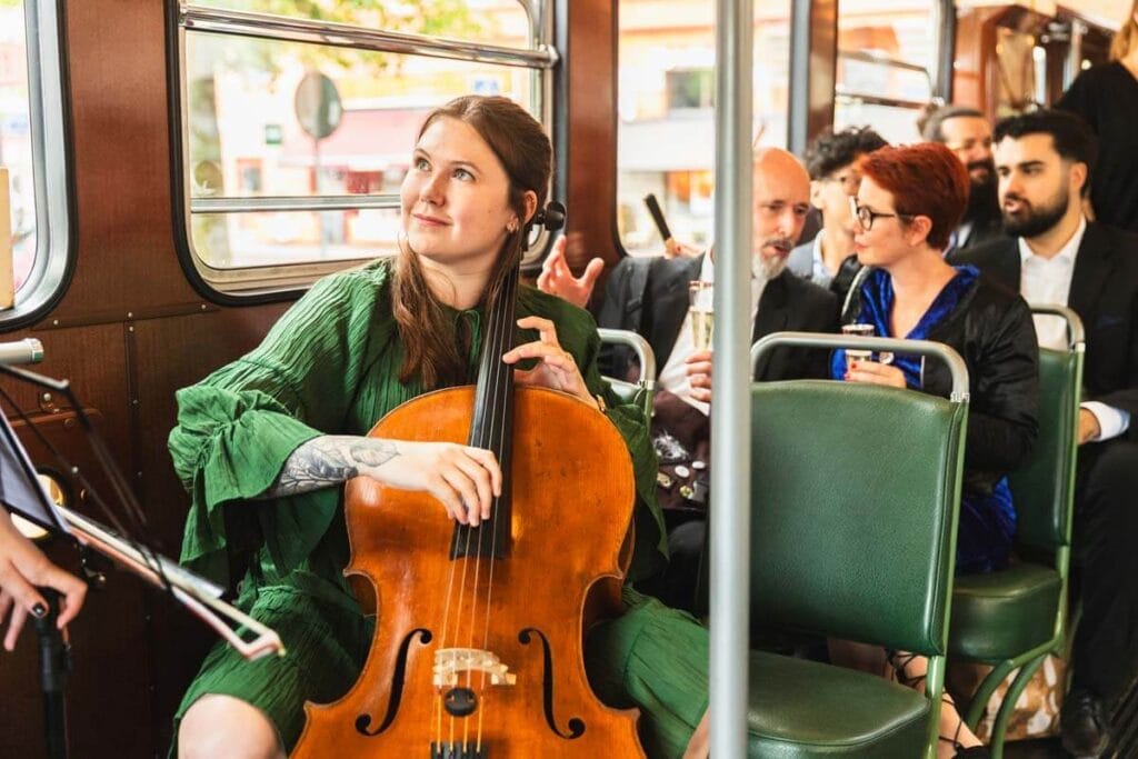 Musiker på spårvagnsbröllop i Göteborg.