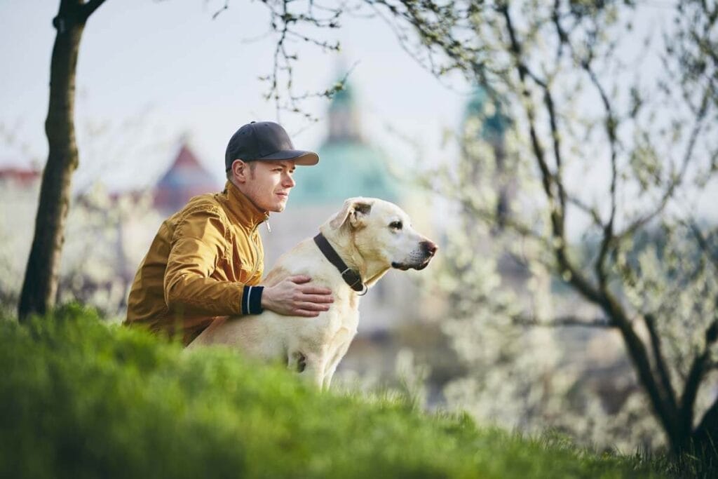 Hundfotografering utomhus i urban miljö. Husse tillsammans med sin hund.