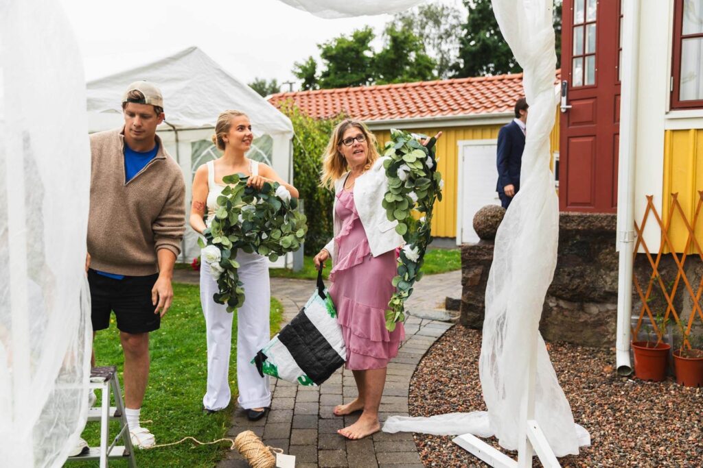 Bröllopsfotograf hemma, vigsel i brudparets trädgård