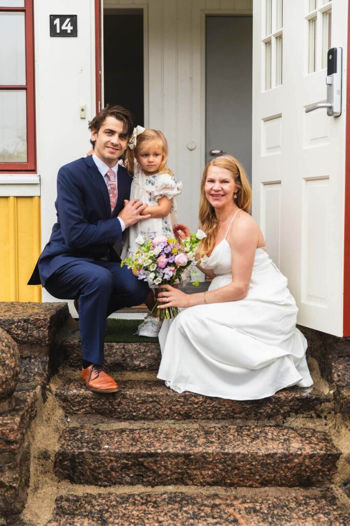 Bröllopsporträtt vid trappan hemma, vackra bröllopsfoton