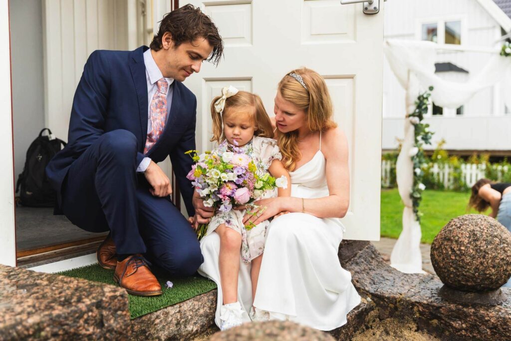 Bröllopsfoto hemma, intimt bröllop i trädgården hemma